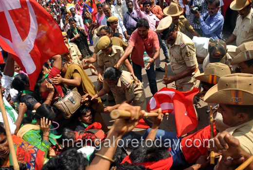 Raitha Sangha stages protest 1